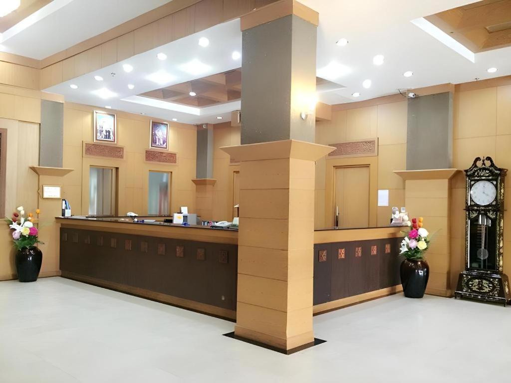 The Rich Hotel Нонтхабури Экстерьер фото